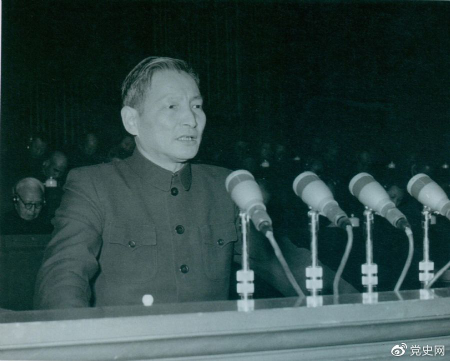 1956年12月，陳云在中華工商業(yè)聯(lián)合會(huì)第二屆會(huì)員代表大會(huì)上作報(bào)告。