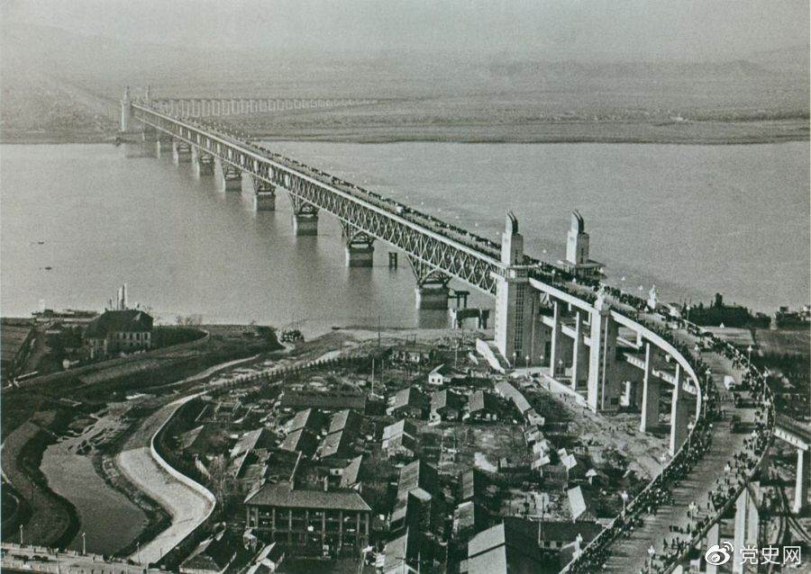 1968年12月29日， 南京長江大橋全面建成通車。這是當(dāng)時(shí)中國自行設(shè)計(jì)建造的最大的鐵路、公路兩用橋。