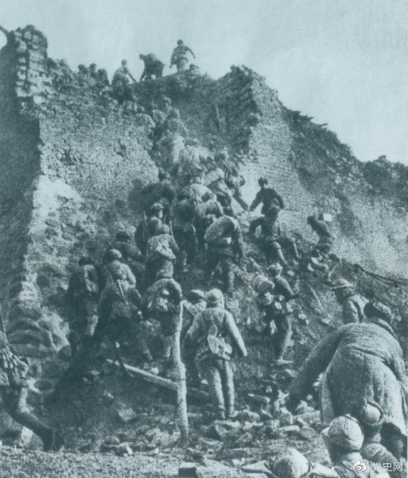 1948年12月，人民解放軍向新保安守敵發(fā)起攻擊。這是解放軍戰(zhàn)士登上新保安城頭。 